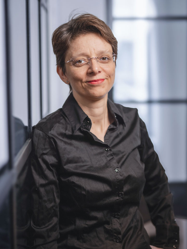 Porträt von Prof. Dr. Elena Jolkver